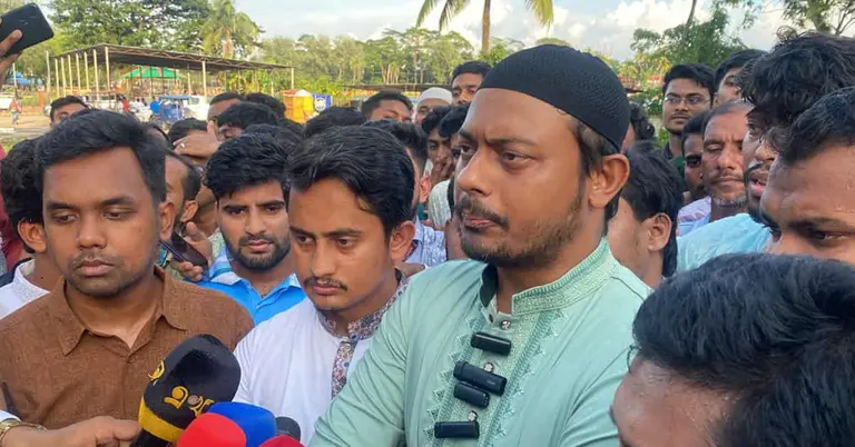 কথা বলছেন নাসীরুদ্দীন পাটওয়ারী